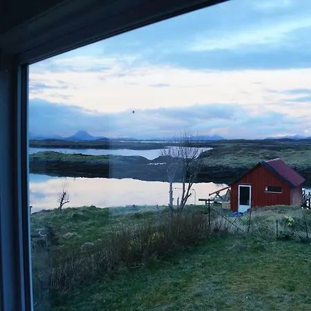 Feriehus Vacation Right By The Sea In Norwegian Archipelago District Helgeland. Vandve