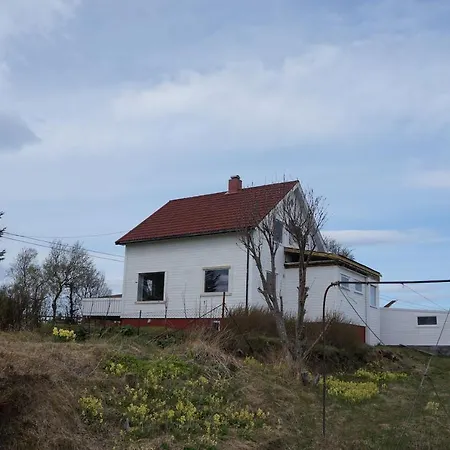 Vacation Right By The Sea In Norwegian Archipelago District Helgeland. Feriehus *